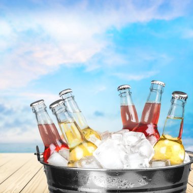 Bira şişeleri ile arka plan bulanık buza