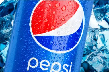 Pepsi Can buz arka plan üzerinde izole