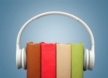 Yığın kitap ve kulaklık, eğitim ve arka plan öğrenme