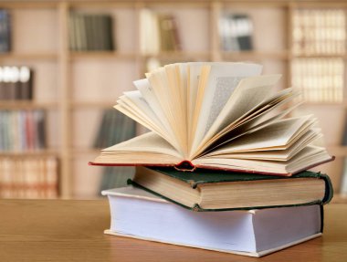 Arka plan üzerinde vintage kitap yığını 