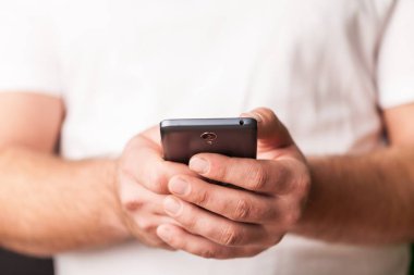 Erkek el smartphone yakından görmek