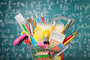 alışveriş sepeti ile renkli okul kırtasiye, Okul arka plan için geri