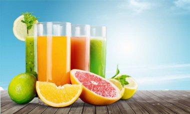 Taze meyve ile çeşitli sağlıklı meyve suları