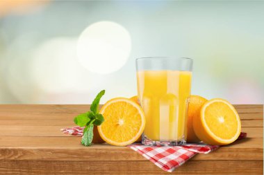 yakın çekim cam masada lezzetli taze portakal suyu