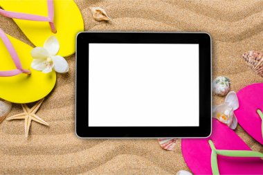 tablet PC ile flip flop ve deniz yıldızı ile kum plajındaki boş perde