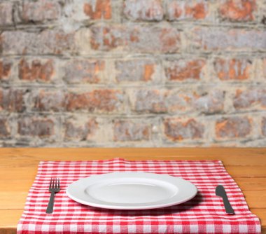 Beyaz tabak peçete, çatal ve bıçak