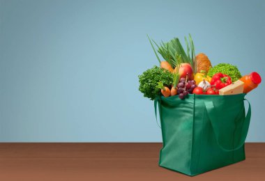 Su damlalı yeşil yaprak