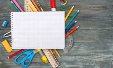 Renkli okul kırtasiyesi kompozisyonu, okula geri dönüş.