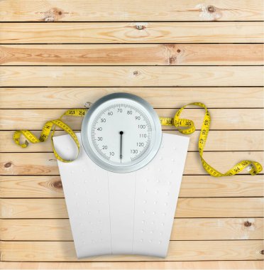 Arka plan üzerinde izole bir ölçüm bandı ile banyo Baskülü