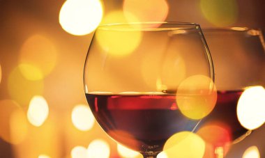 Kadehlerin, closeup görünümü içinde kırmızı şarap