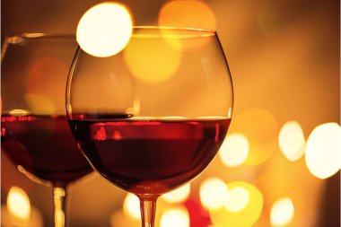 Kadehlerin, closeup görünümü içinde kırmızı şarap