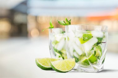 Ahşap masa üzerinde taze Mojito kokteyller