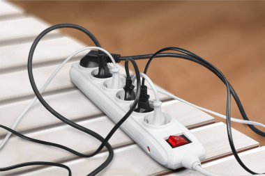 Beyaz birden fazla yuva ve prizler.