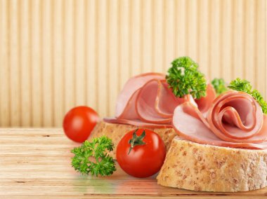 Jambon ve domates ile lezzetli sandviç