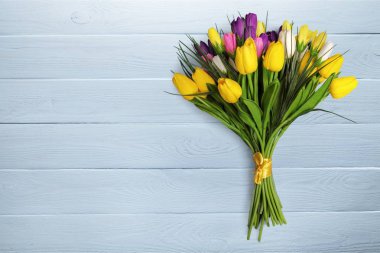 Bahar Lale Beyaz ahşap zemin üzerinde