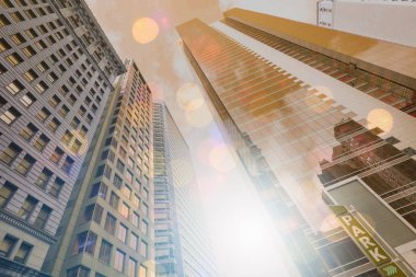 Modern ofis binaları, güneşli bir gün 