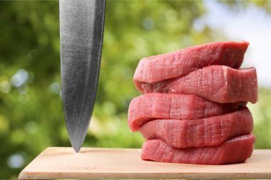 çeşitli taze çiğ et biftek ve arka plan yemek bıçağı,