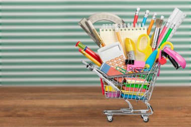 alışveriş sepeti ile renkli okul kırtasiye, Okul arka plan için geri