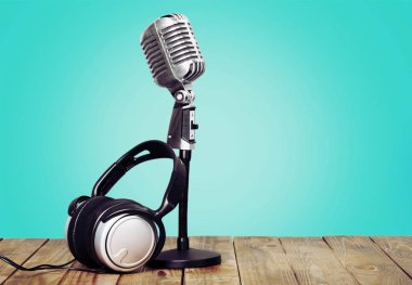 Retro tarzı mikrofon ve kulaklık üzerinde ahşap masa