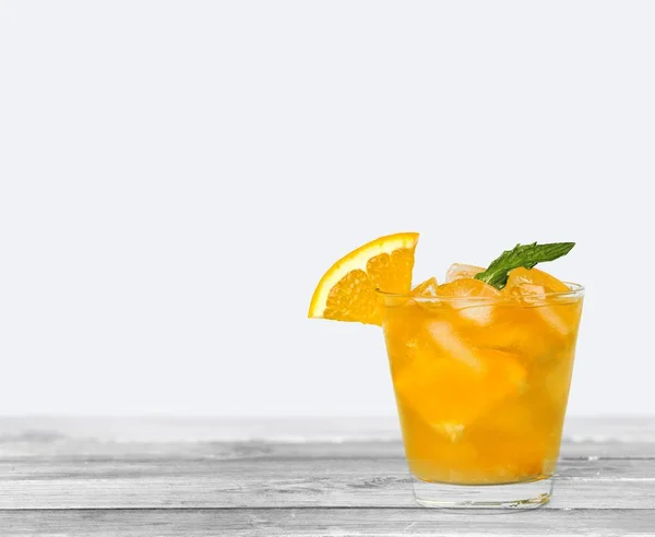 ガラス テーブルの上で新鮮なおいしいオレンジ ジュースのクローズ アップ — ストック写真