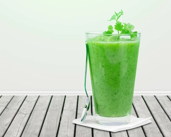 Szklankę Świeżego Smoothie Zielony Drewnianym Stole — Zdjęcie stockowe