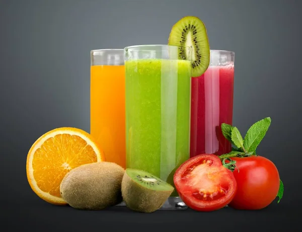 Varios Jugos Saludables Con Frutas Frescas — Foto de Stock