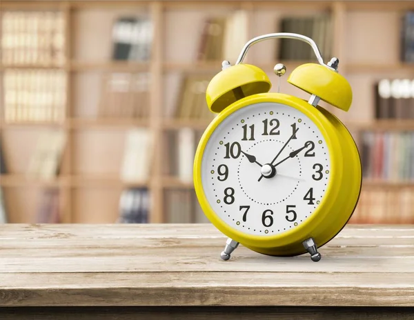 Relógio Alarme Retro Amarelo Mesa Madeira — Fotografia de Stock