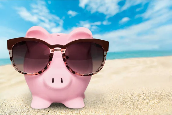 Summer Piggy Bank Com Óculos Sol Conceito Poupança — Fotografia de Stock