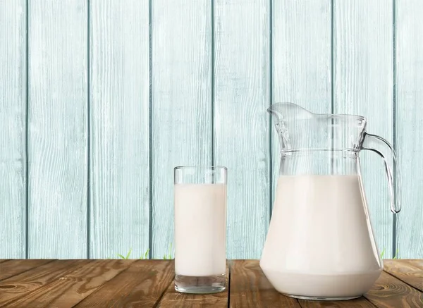 Βάζο Και Ποτήρι Γάλα Στο Ξύλινο Τραπέζι — Φωτογραφία Αρχείου