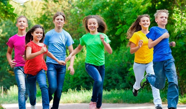 Счастливые Мальчики Девочки Бегают Летнем Парке — стоковое фото