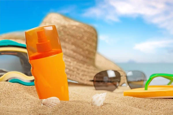 Μπουκάλι Αντηλιακής Λοσιόν Καπέλο Και Κοχύλια Στο Φόντο Της Παραλίας — Φωτογραφία Αρχείου