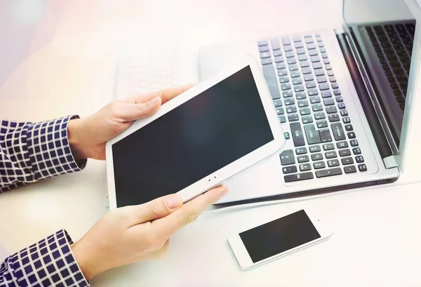 Man Använder Tablet Och Laptop — Stockfoto