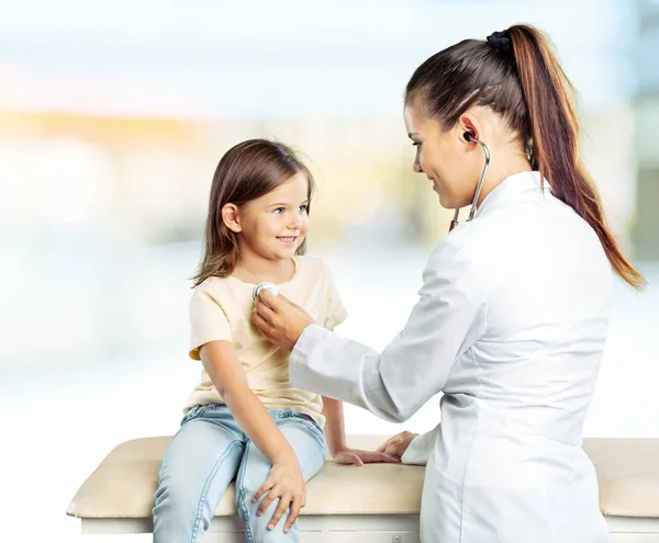 Jeune Femme Médecin Avec Petite Fille — Photo