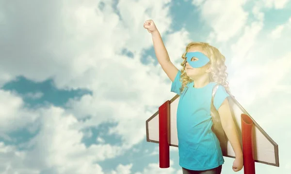 Lindo Niño Pequeño Soñando Con Volar Con Alas Hechas Mano — Foto de Stock