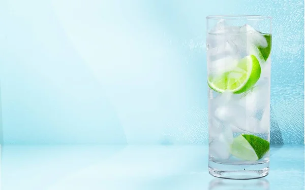 Glas Wasser Und Kalk Und Eiswürfel Isoliert Auf Dem Hintergrund — Stockfoto