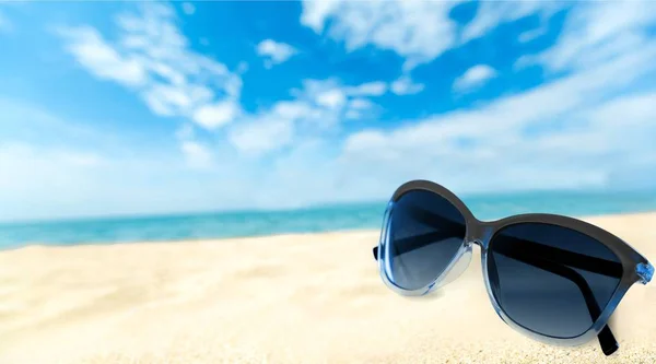 Sunglasses on sandy beach — Stock Photo, Image