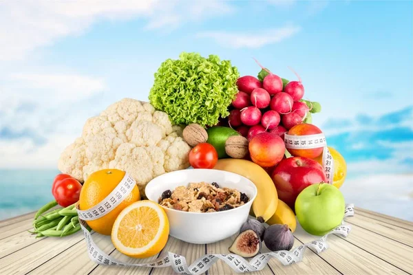 Dietní váhy ztráta snídaně koncept s Svinovací metr, ovoce a obilovin — Stock fotografie