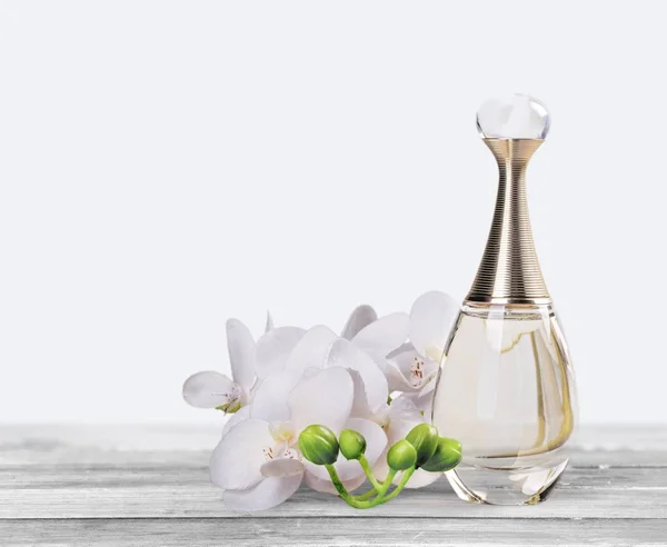 Κομψό Άρωμα Μπουκάλι Και Λουλούδια Ομορφιά Έννοια — Φωτογραφία Αρχείου