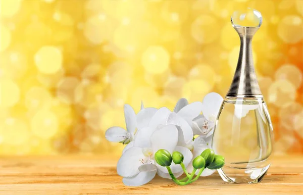 Elegante Parfümflasche Und Blumen Schönheitskonzept — Stockfoto