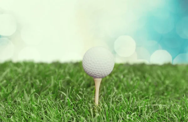 Balle Golf Sur Tee Sur Herbe Verte — Photo