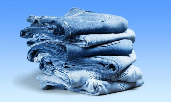 Stapel Jeans Auf Dem Hintergrund — Stockfoto