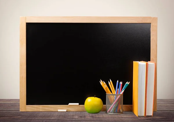 一堆书 铅笔和苹果靠在黑板上 教育和学习背景 — 图库照片