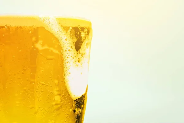 冷たいビールのクローズ アップ ビューのマグカップ — ストック写真