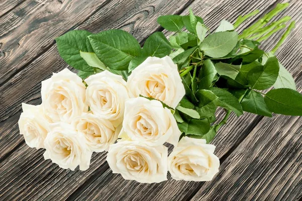 Piękne Białe Róże Drewnianym Stole — Zdjęcie stockowe