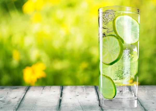 Glas Med Kallt Vatten Med Lime Eller Citron Skivor — Stockfoto