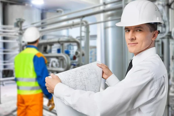 Mannelijke Ingenieur Hardhat Holding Blauwdruk — Stockfoto