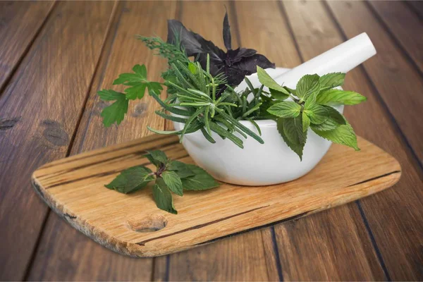 Herbal Dalam Mortir Thyme Dan Melissa — Stok Foto