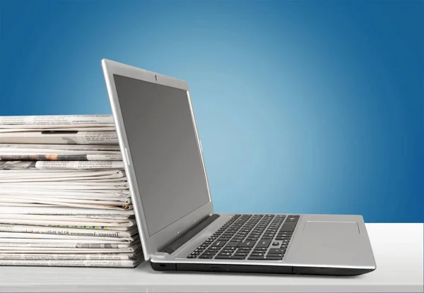 Stack Newspapers Modern Laptop — Stock Photo, Image