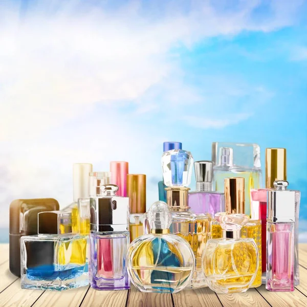 Aromatik parfüm şişeleri üzerinde arka plan bulanık 