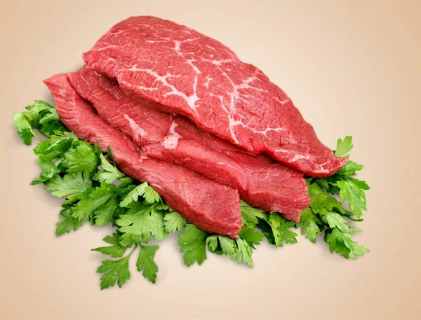 Carne Crua Fresca Variada Ervas Verdes Fundo Cozinha — Fotografia de Stock
